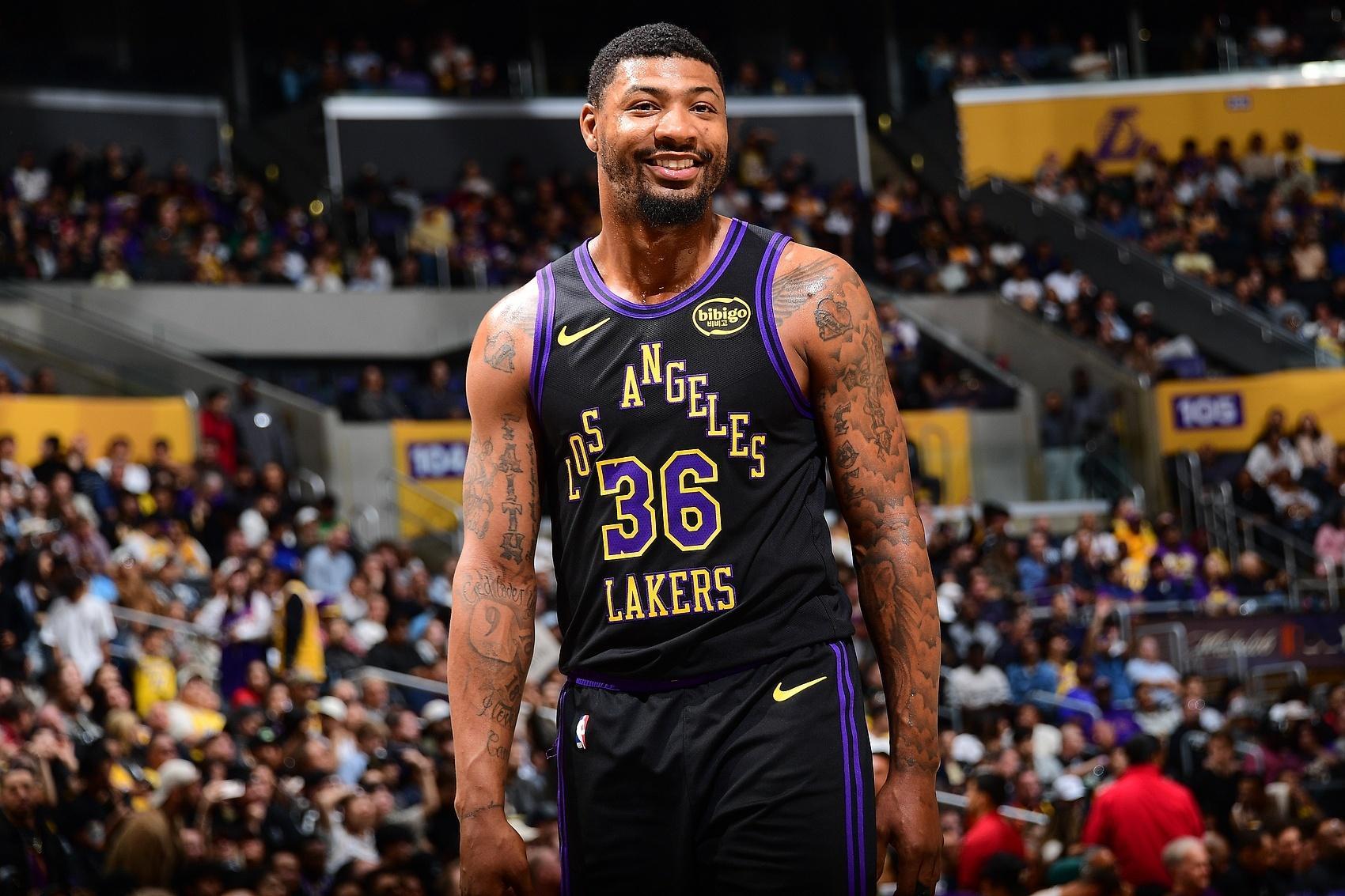 湖人的防守人员配置，可能不是最强的，但是湖人有两位防守大师。一个是詹姆斯，虽然防