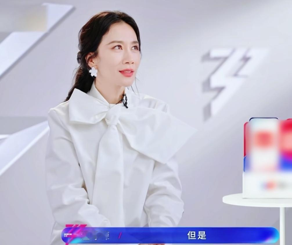 《浪姐》舞台上，47岁的温峥嵘接连5次主动起身争取组队，却接连被拒绝，场面十分尴