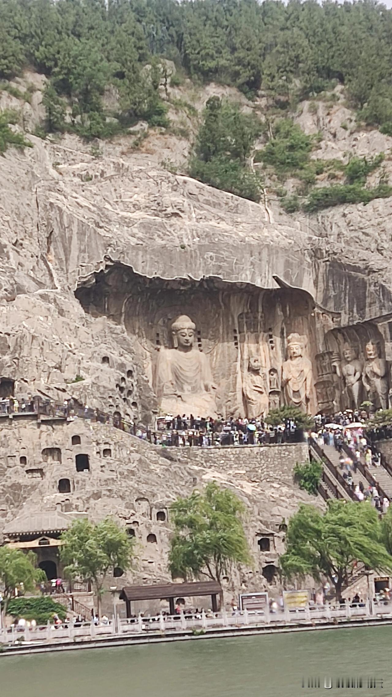 5月5日上午，我们来到河南洛阳的龙门石窟参观。龙门石窟是中国河南洛阳市的石刻艺