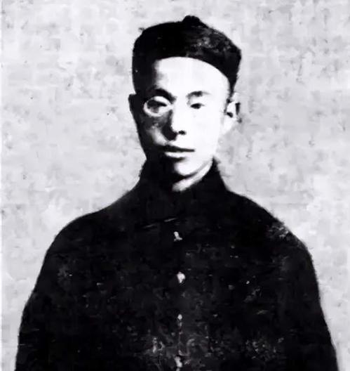 1907年，徐锡麟刺杀完恩师后，就被抓住被处以极刑，行刑前，清兵给他拍了照片，没