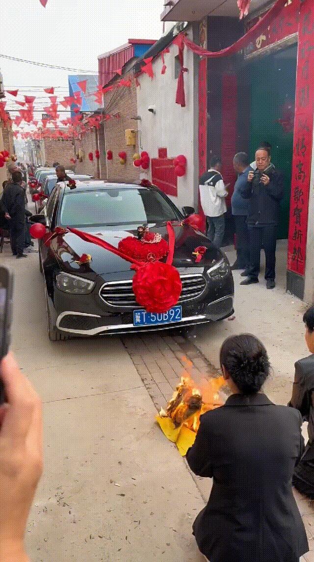 一直不明白这是哪个地方的结婚习俗？
