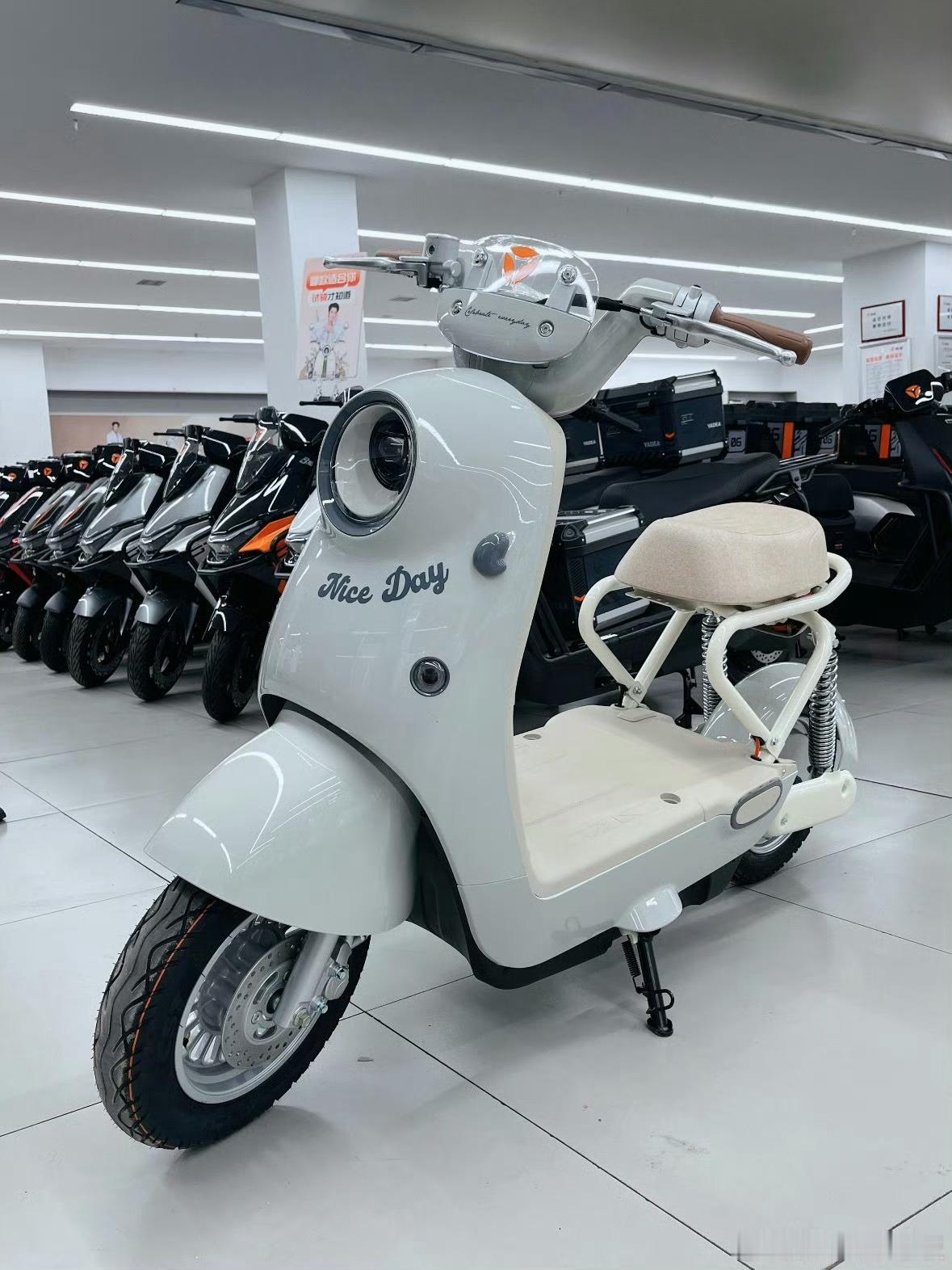 雅迪电动车致歉最近被雅迪新国标电车“不能带娃+没地方放东西”整懵的举个手今天雅迪