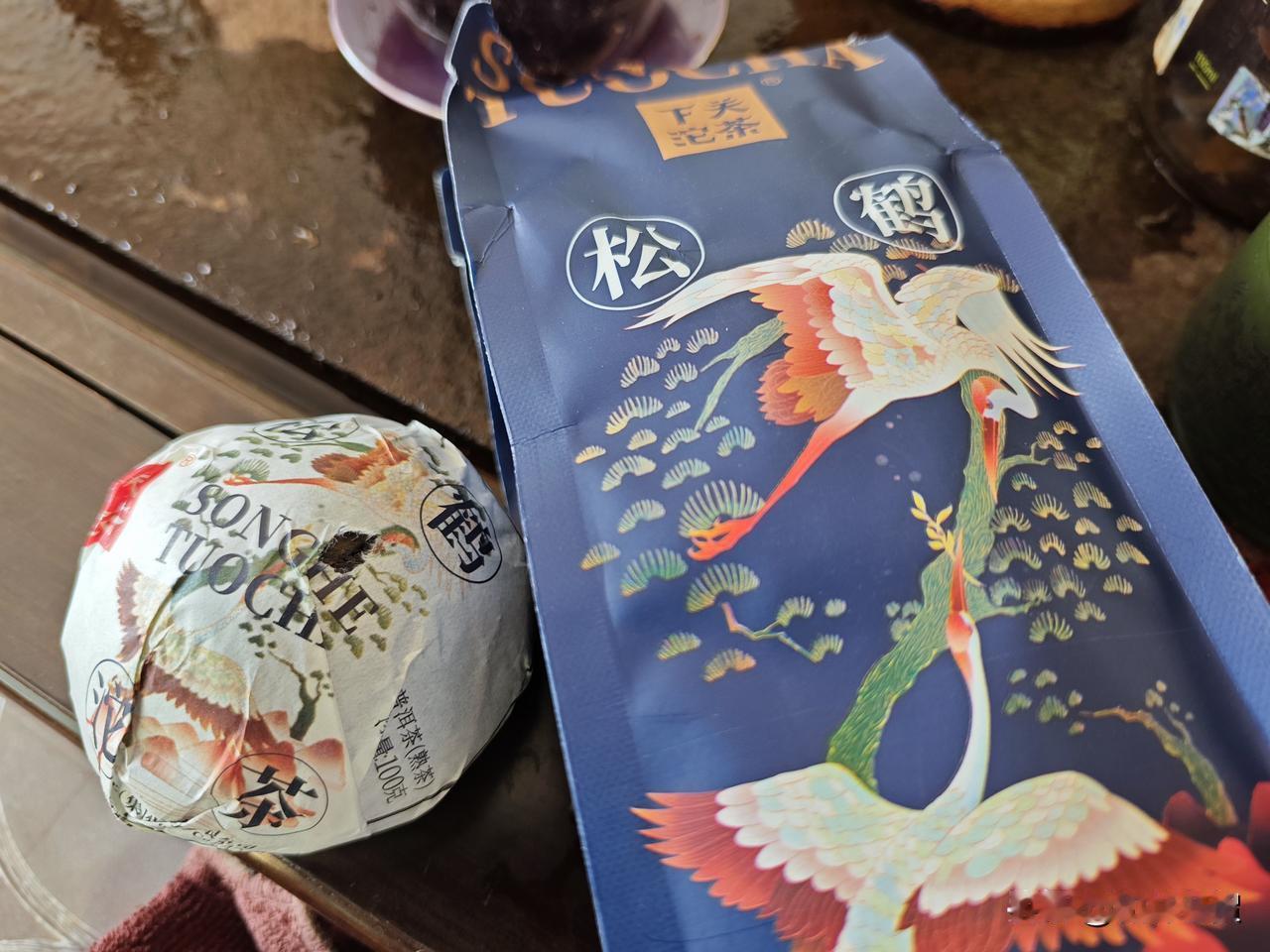 某东入手的，百元一斤的下关熟坨，作为口粮级的熟茶来说，还是比较不错的，起码对得起