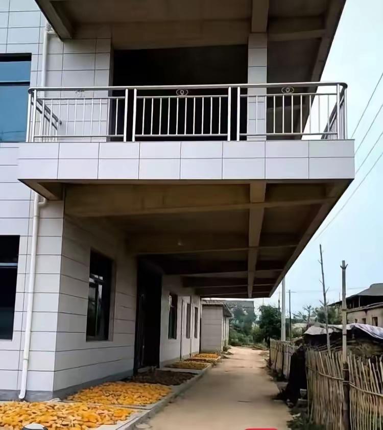 农村自建房这种无柱大挑阳台，大家觉得靠谱吗？远远看着宽敞洋气，底层干干净净不挡路