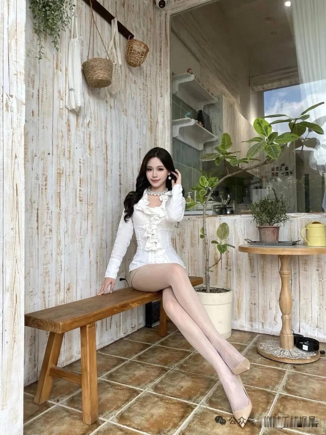 优雅坐椅，复古风穿搭，自然光下更显迷人