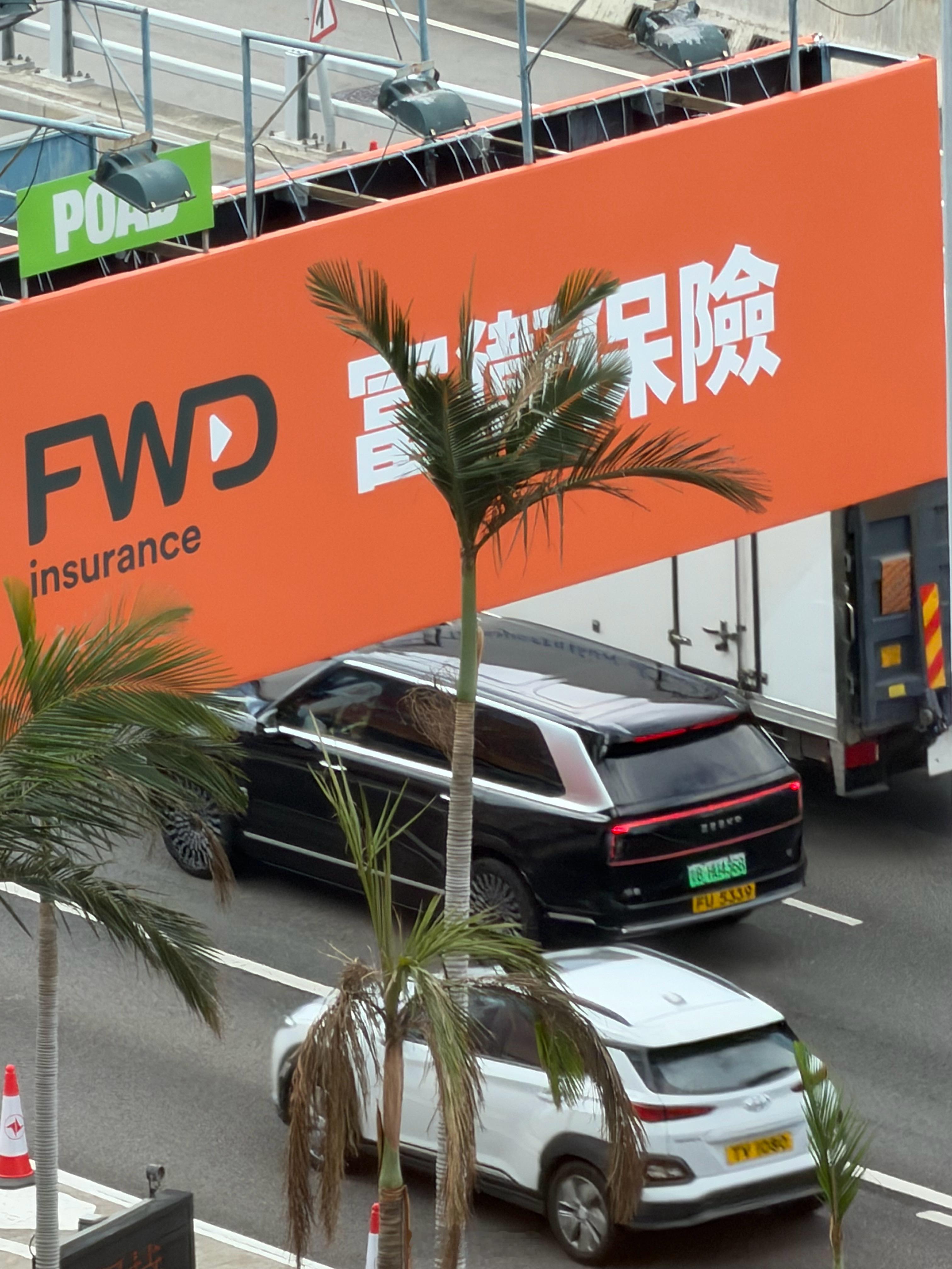 香港第一台上路的9X？两张车牌没粘在一起，稍微有点影响颜值极氪9x