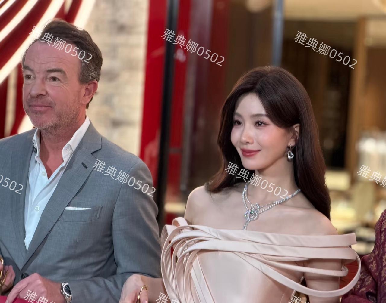 刘诗诗今天上海出席活动，礼服妆容都很好看，就是假发太敷衍了一眼假看着别扭。今年