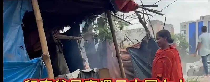 姑娘在印度贫民窟太惨了天呐！一个中国女孩，竟然带着孩子住