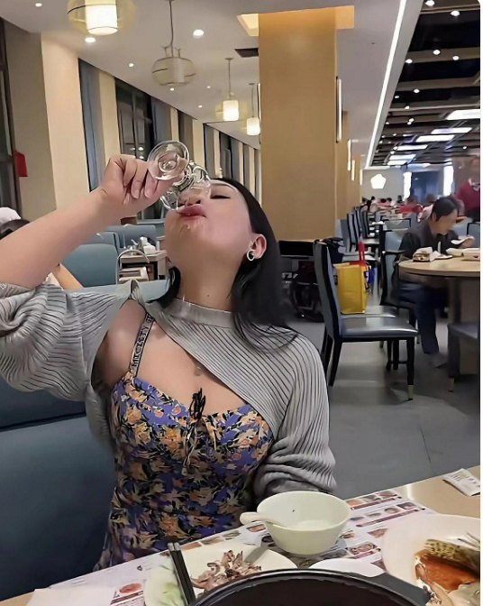这是有什么心事吗？[横脸笑][横脸笑][横脸笑]