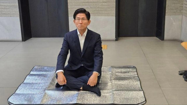 金文洙展开无限期静坐抗议，阻止特别检察组搜查国民力量党中央党部参加国民力量党党
