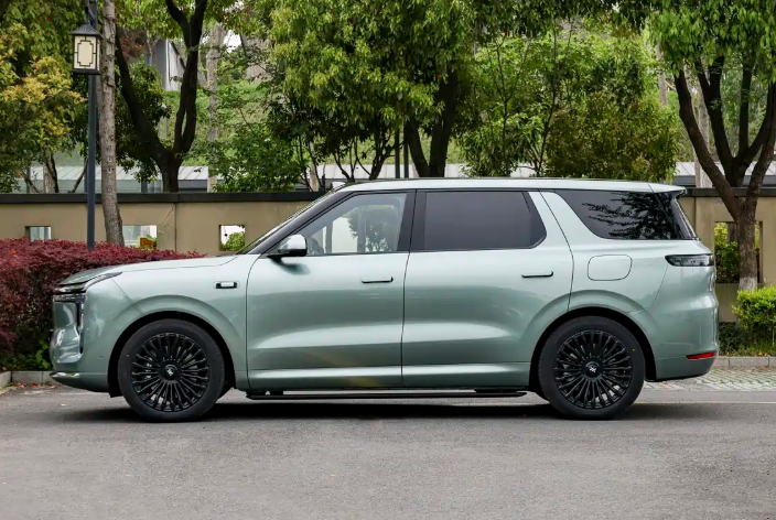 售24.98万元起灵蜥数字底盘3.0最大综合续航1605km智己LS8上市车身