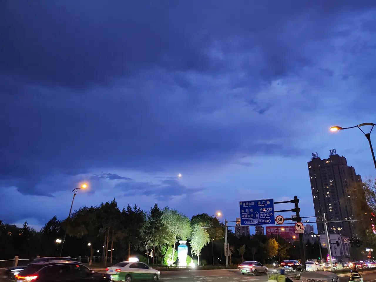 世间悲欢并不相通(随笔)夜深了，窗外的风有些凉。我坐在灯下，看着杯中升腾的