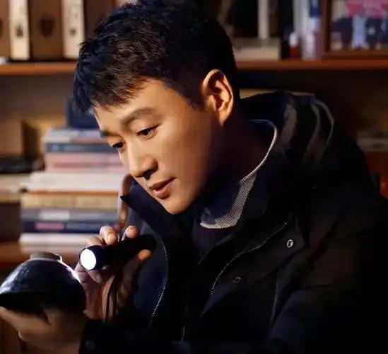 佟大为在新剧《夜色正浓》中大胆突破，饰演表面温柔体贴、实则虚伪阴狠的销售总监李东