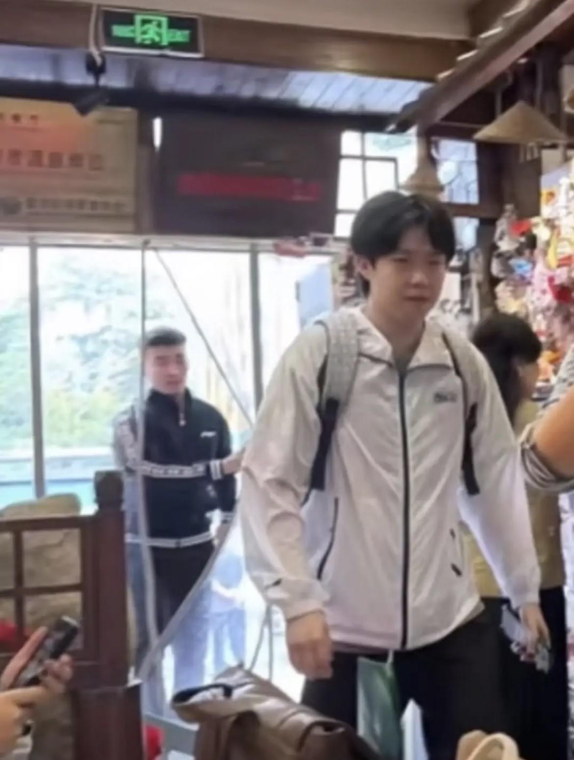 小书包一背，清爽的研究生王楚钦又带着牛牛来玉桥餐厅啦！他是成了这家餐厅的“招牌客