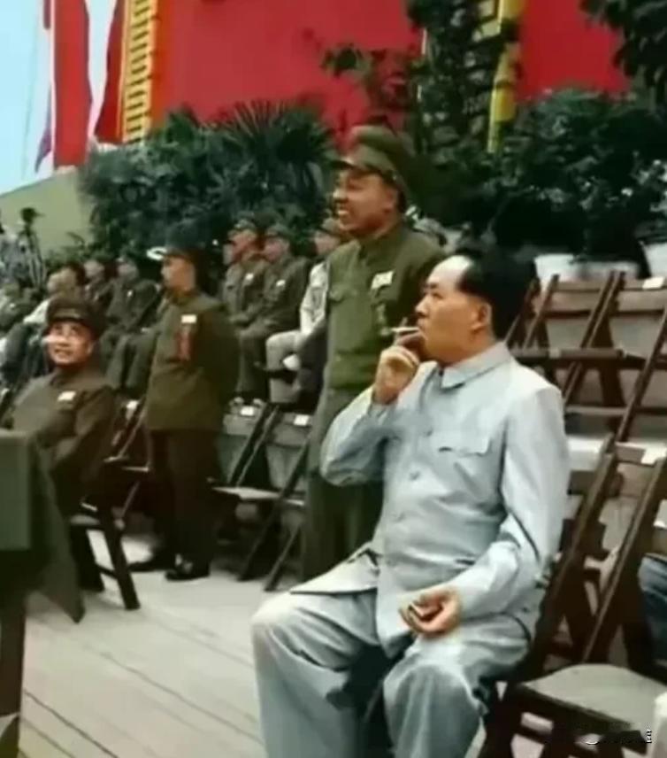 有谁知道站在毛主席身边这位将帅是谁？那张老照片里，毛主席身边站着一位年轻将领