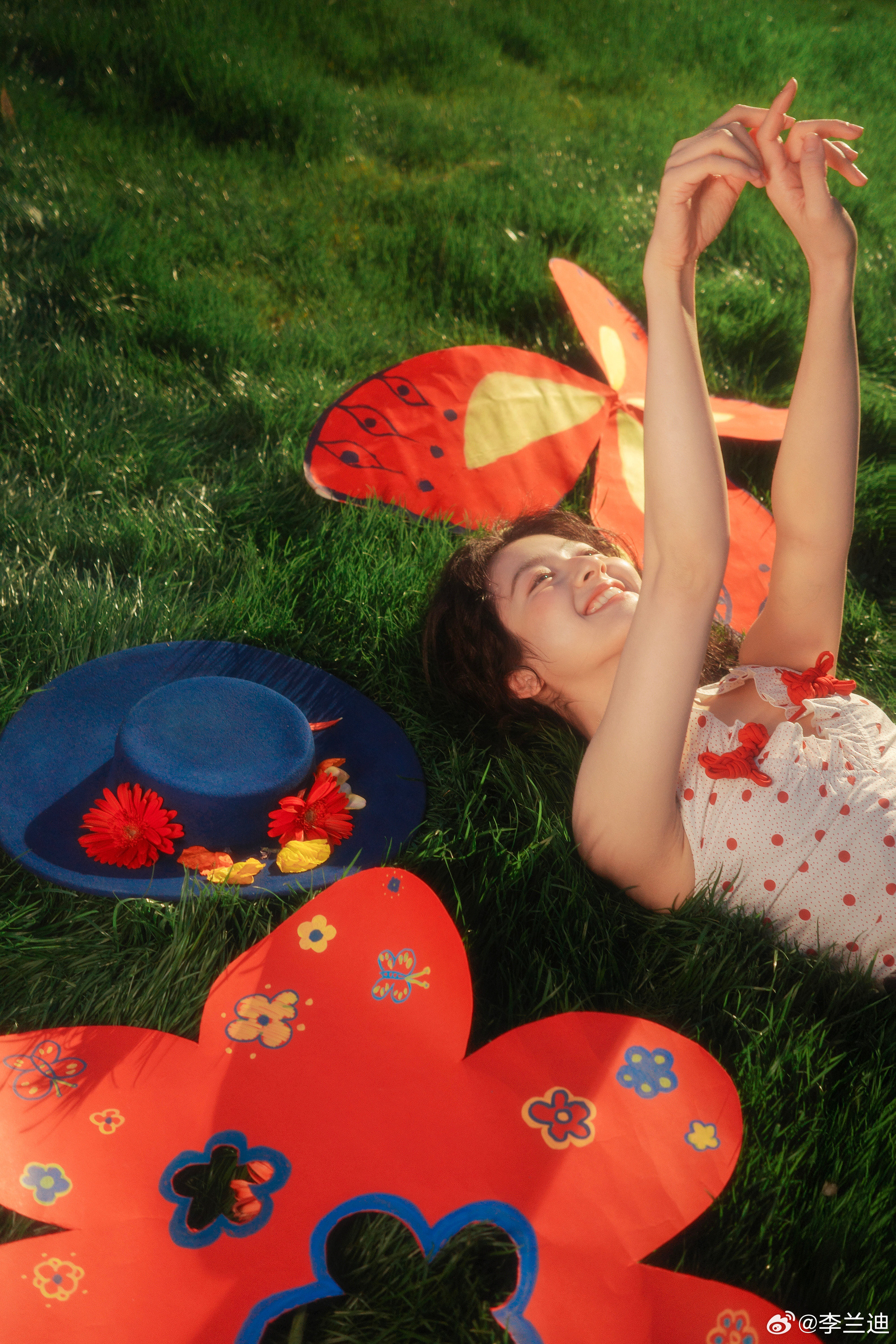 李兰迪这营业照拍得真好看。