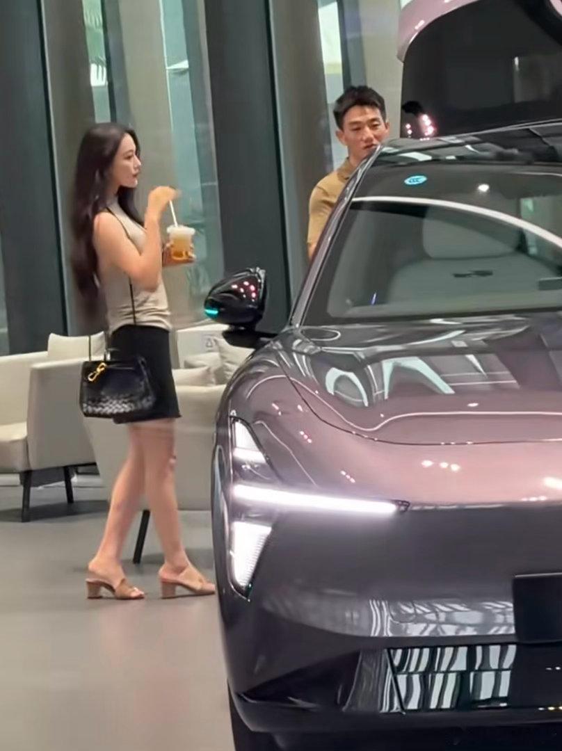 张馨予陪老公看车​​​