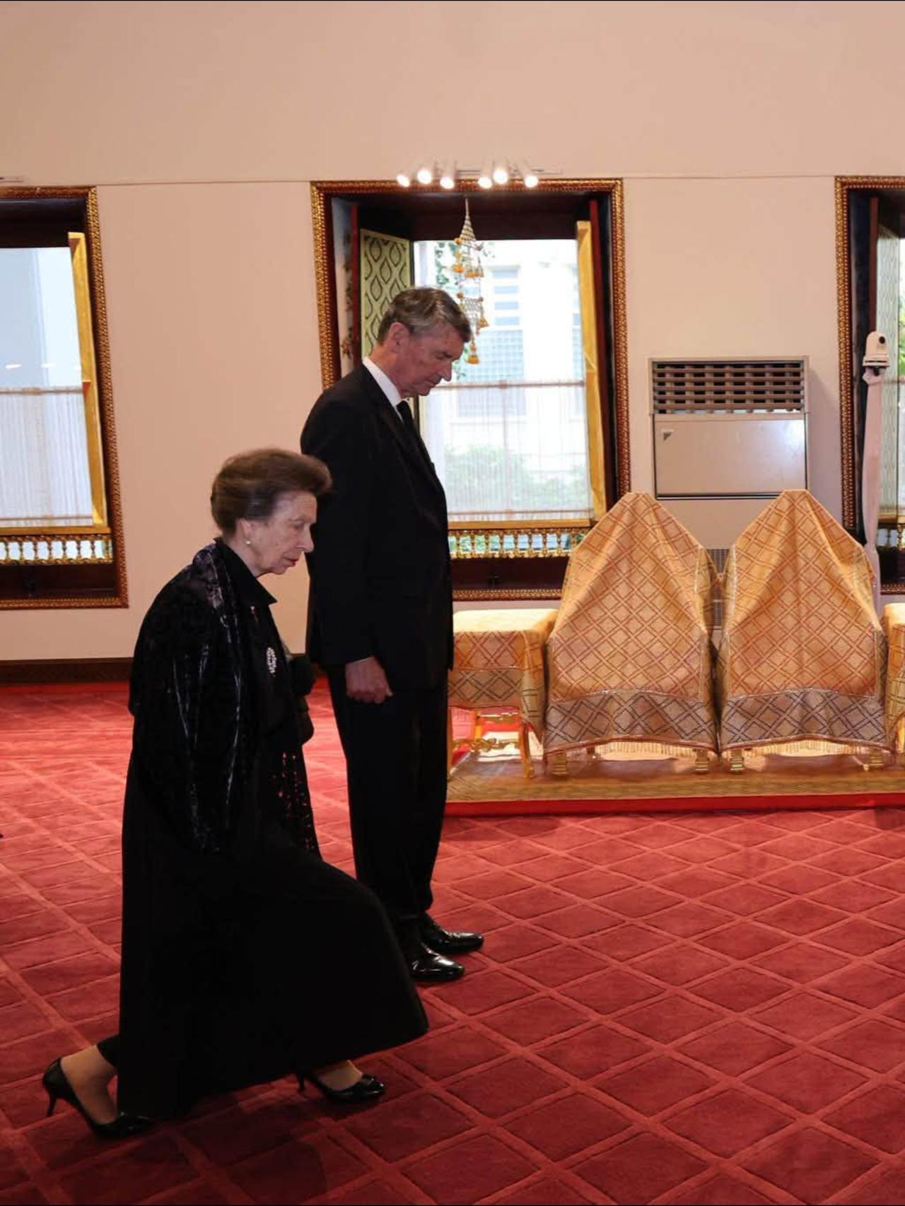 安妮公主祭拜帕公主，行优雅屈膝礼英国安妮公主访泰吊唁诗丽吉王太后及帕公主 