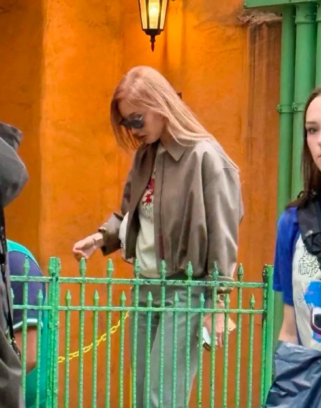 李嘉欣现身英国伦敦街头游玩，她的穿衣打扮休闲时尚，留着一头黄头发，戴着墨镜，侧脸