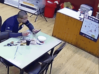 男生给大哥拿包子时，把蒸笼留下包子拿走了，网友：大哥宁可相信盖子底下有包子，也不