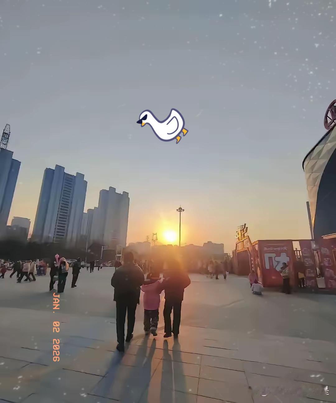 离婚时前夫给了我一张存折说有6万，我赌气8年没动，去银行销户时，柜员的一句话让我