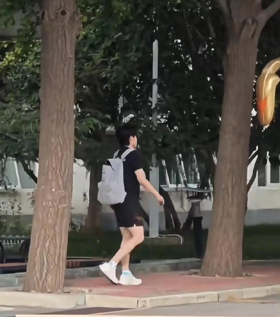 头哥今天下午上训，短衣短裤，不冷吗？背上双肩包上了体总公家车。9.22头哥训练