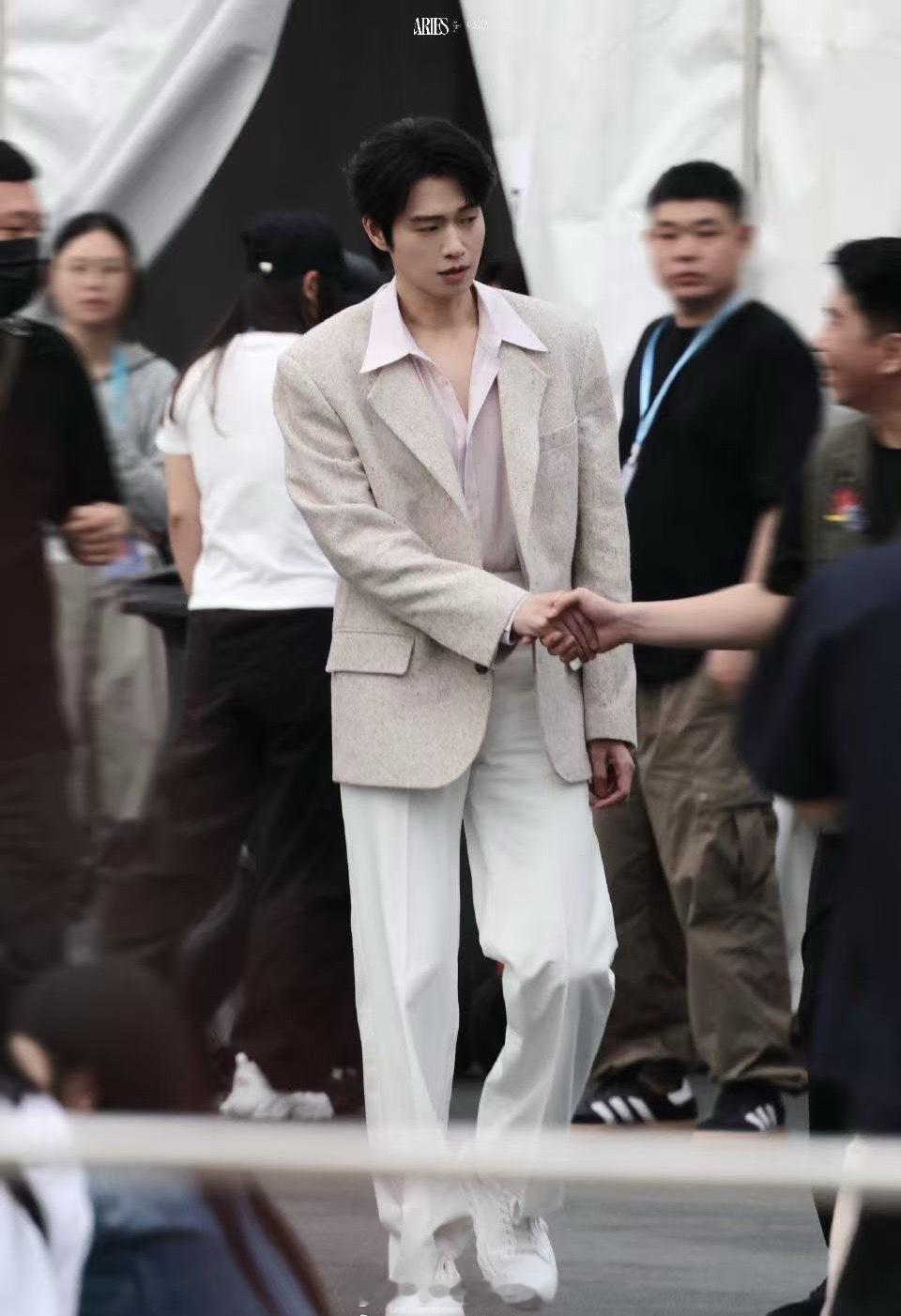 央视五四晚会录制路透，邓为魏大勋