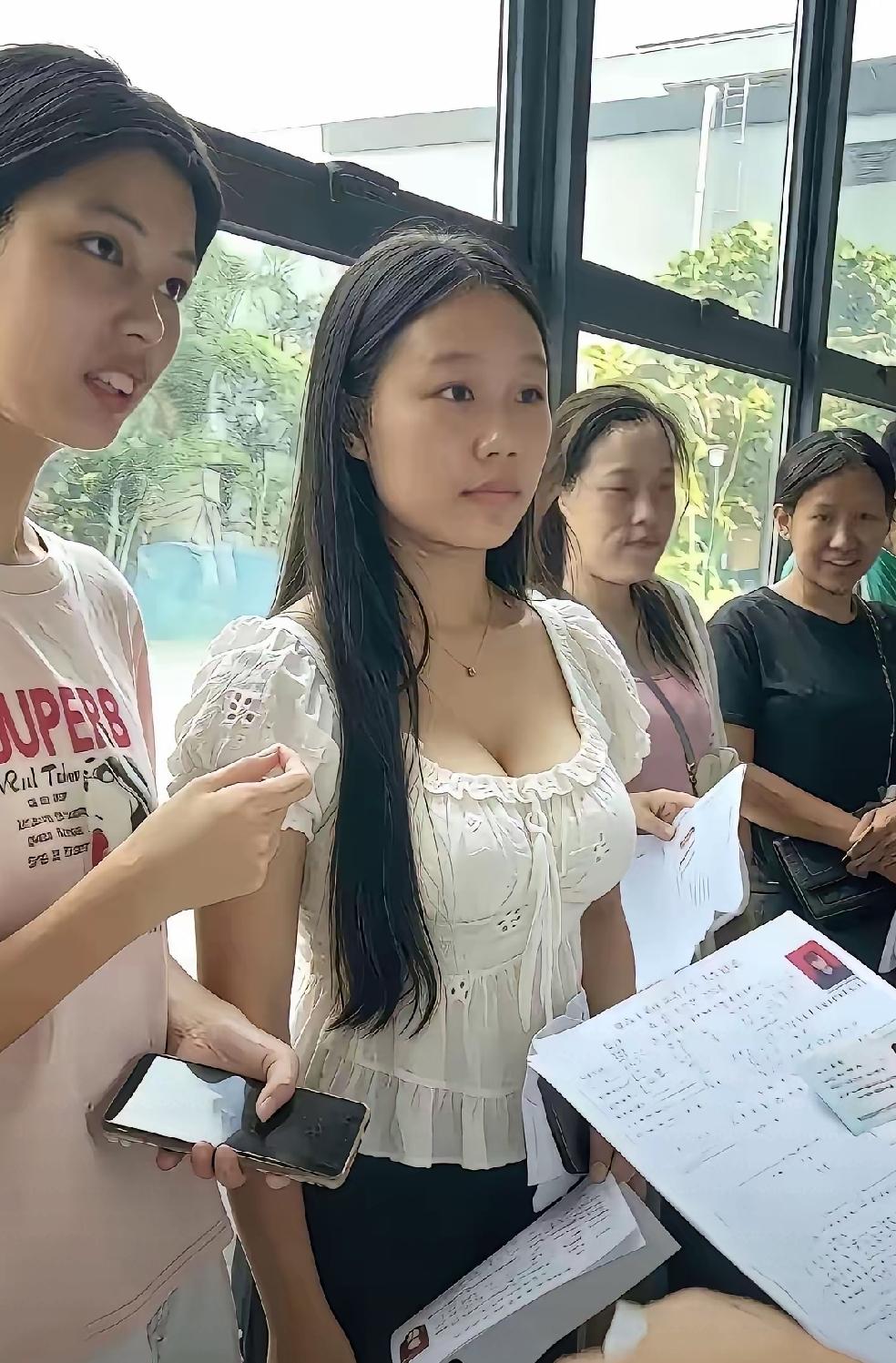 看着排队办实习手续的两个姑娘，才16岁，心里五味杂陈。这个年纪，很多孩子还坐在教
