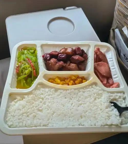 一份45元的高铁盒饭，为什么总能把人吃出一种“我是不是被临时加了餐饮税”的感觉？