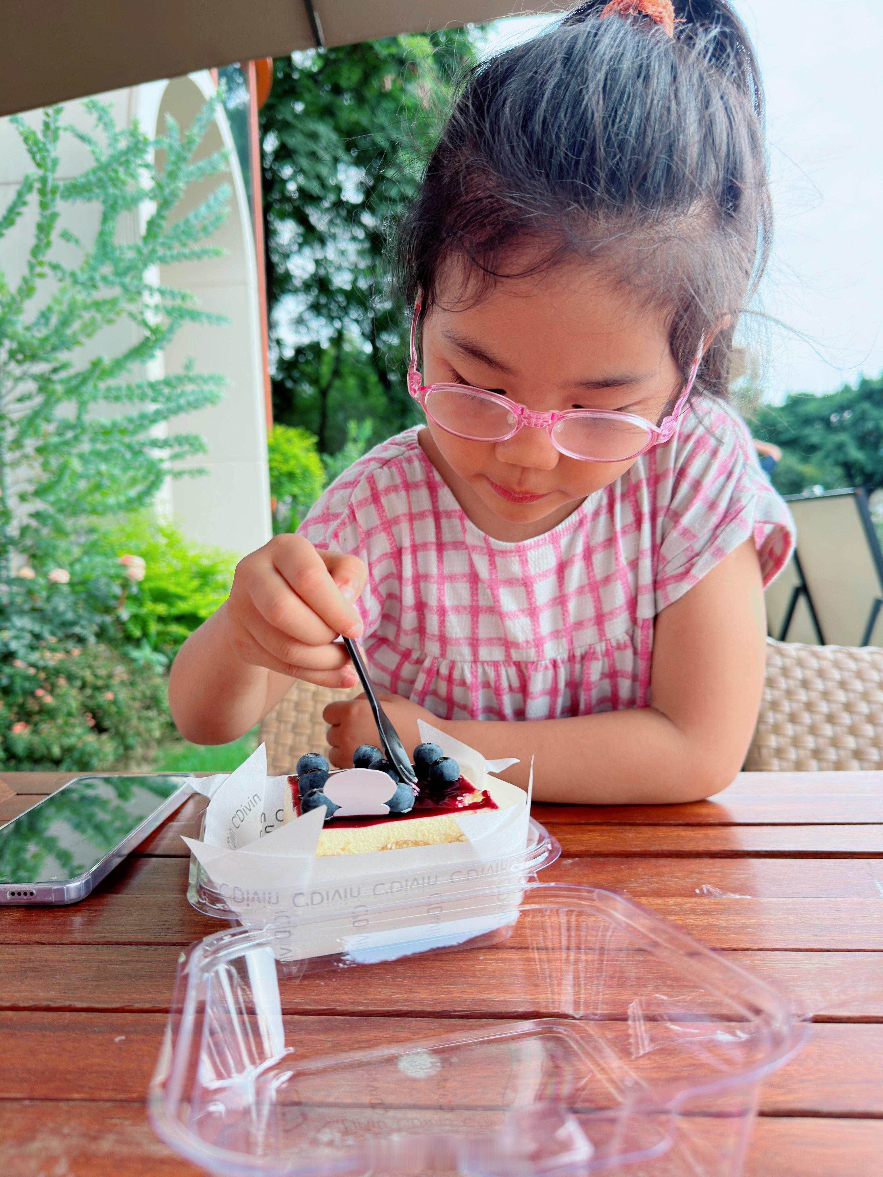 小孩姐吃了几口说：没有好利来好吃这种塑料包装盒的，一看就不好吃主要价格还不便宜的