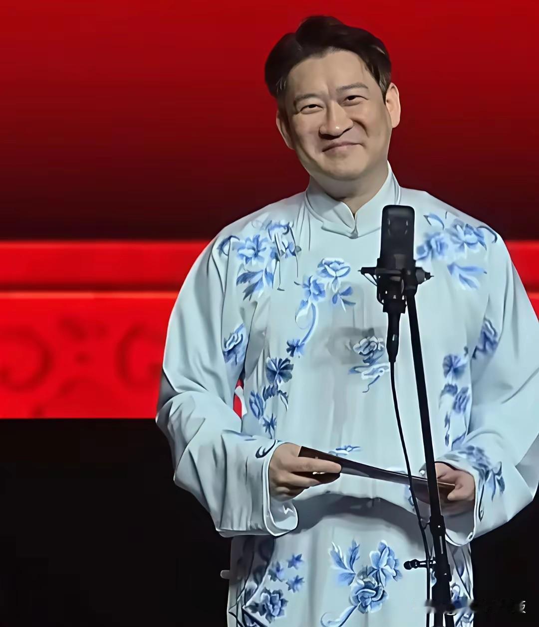 有人给曹云金递纸条，然后他回应了曾经师父郭德纲最近的遭遇…观众问：最近怎么样