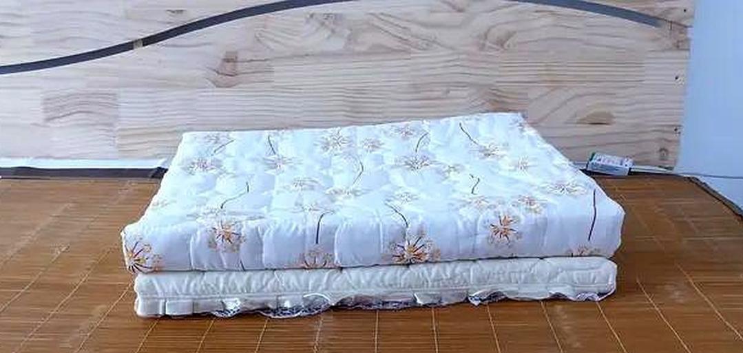 婆婆送来8斤新棉褥，儿子总说睡着硌得慌，我剪开缝线后，瞬间愣住了前几天婆婆