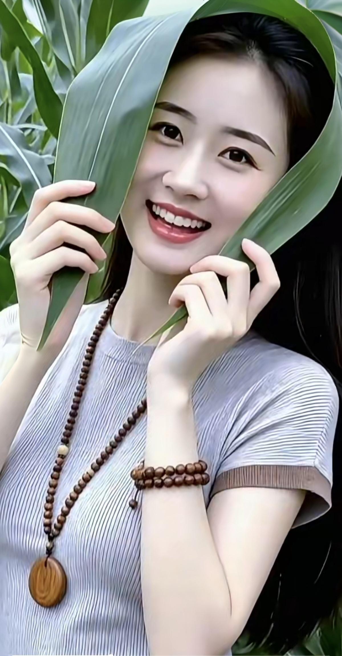 玉米叶子来遮阳，效果不会太理想。因为它是一长条，…………………………请你
