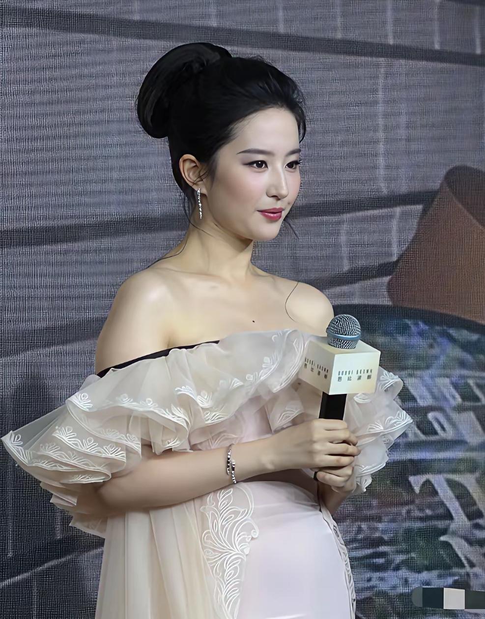 神仙姐姐上海活动生图争议不小！脸上妆很白，脖子锁骨却是黑黄色，色差断层明显。一
