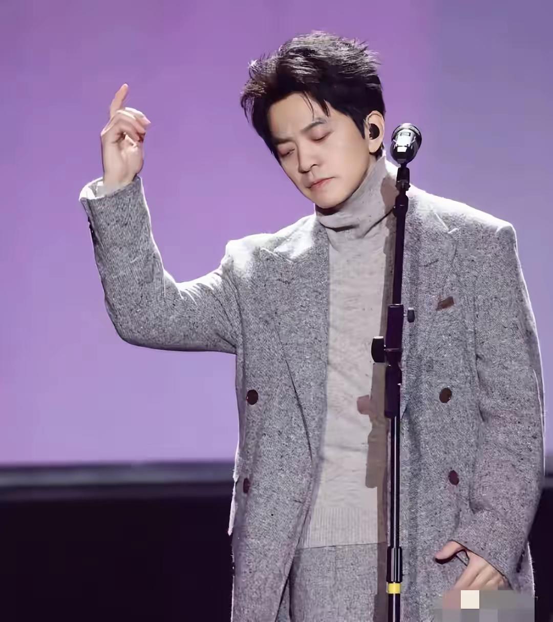 我可以笃定地讲：没有哪个女人会不喜欢这样的李健。一个年逾五十的男人，竟仍有着这