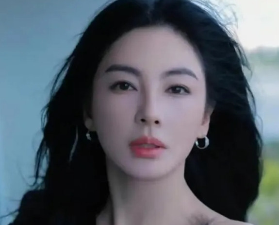 1993年，这个继承了女人60亿遗产的男人，终于吐露出了自己的真实想法，“她比我