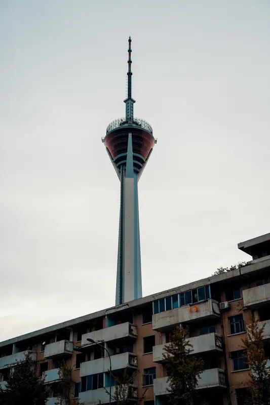 成都温度超高，原因还挺多。从地理上看，成都地处四川盆地，四周环山，空气流通不畅，