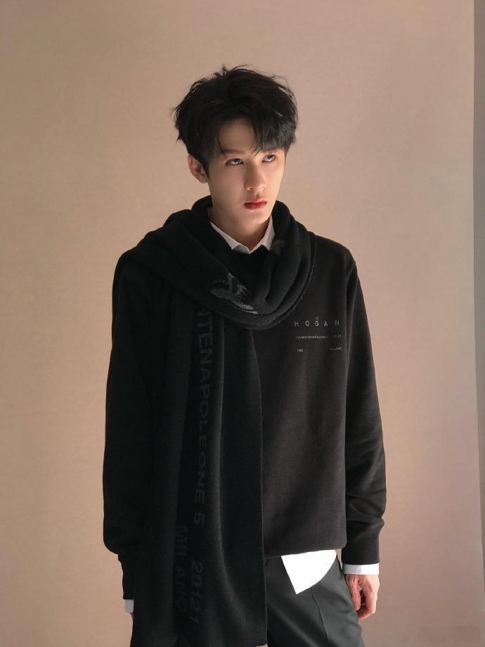 檀健次又年轻了檀健次的年轻感是由内而外的！浅色系穿搭搭配随性短发，自带邻家男孩