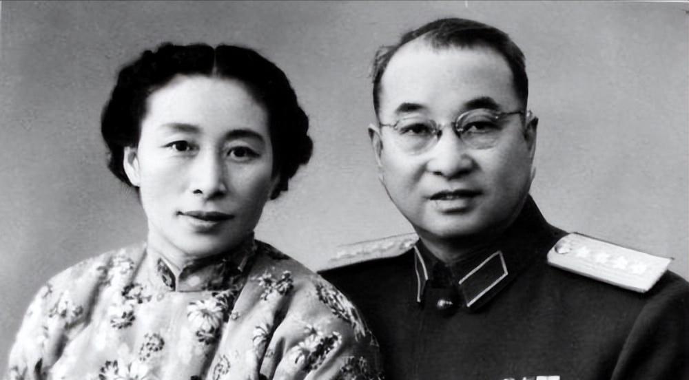 1940年冬天，延安，陈赓一眼就相中了傅涯，当着面，他劈头一句：“你愿不愿意做我