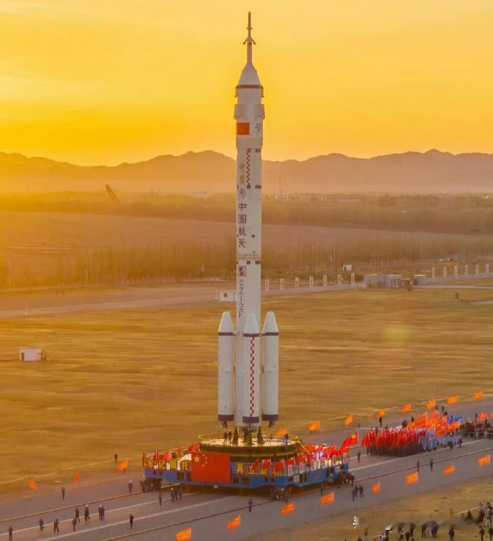 神舟二十二号上天了，里面藏着点不一样的东西。它这次不是送人上去，而是赶着去