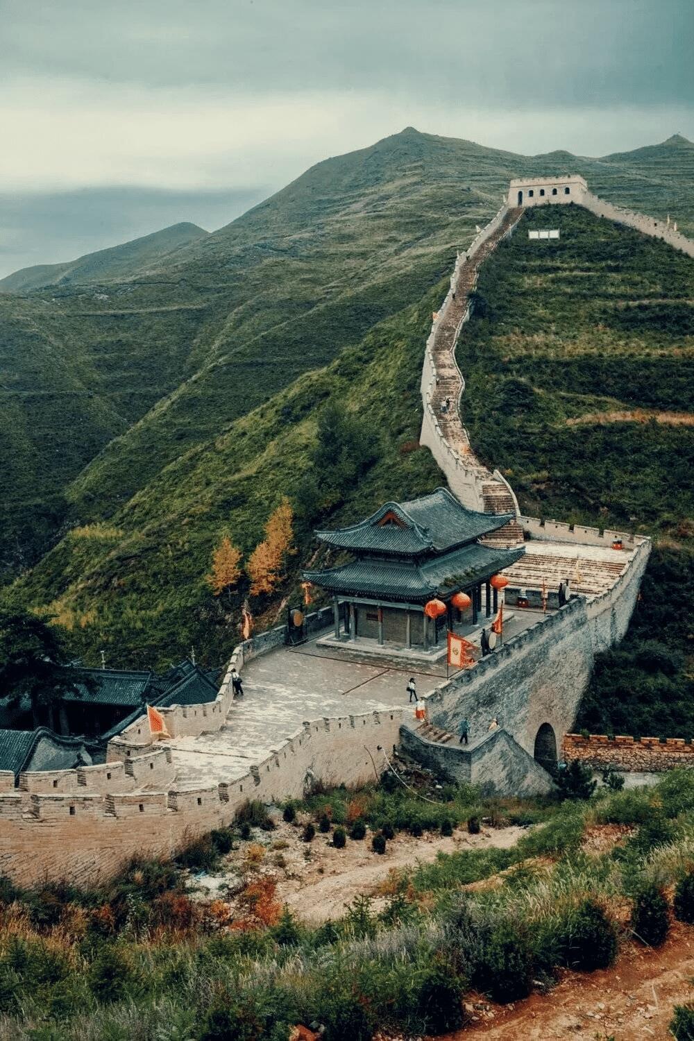 周轶君站在雁门关回望历史从战国到北宋时期，雁门关这个地方一直都是中原汉人防守北方
