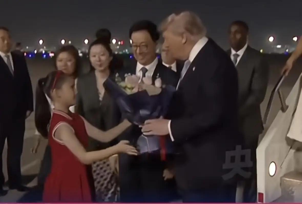 在今晚的迎接仪式中最令我感动的不是整齐划一的仪仗队也不是现场热情的欢迎人群，