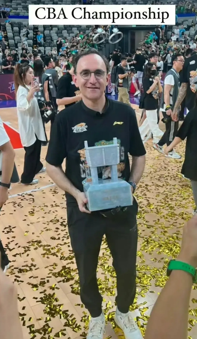 看到乌戈教练这波操作真的被圈粉了！刚下飞机回家两天就接到辽宁男篮召唤，二话不说直