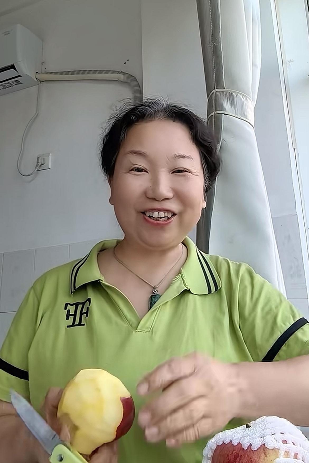 老柴闻听杜新枝没有进去，还在直播间有说有笑，已经是第三天了，气的咬牙切齿！“