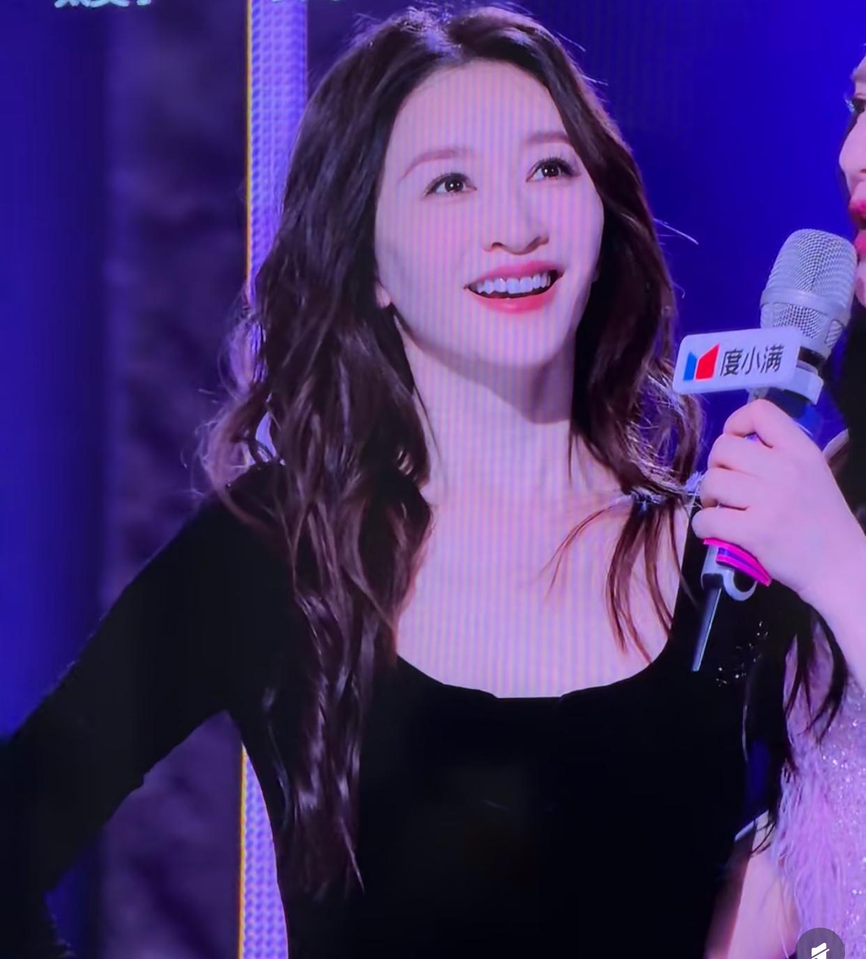 比舒淇还牛的人出现了，年龄快50岁的李小冉这两天刷屏了，其实只有一个秘诀——