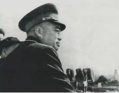 ☁1956年，彭德怀到青海视察，检查哨位时，他问哨兵：“这么冷，你怎么不穿