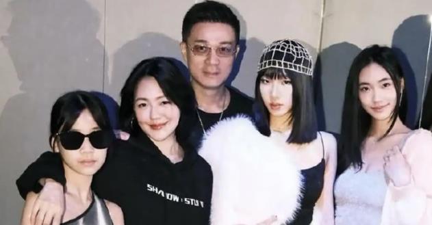 💔小S今年复工无望？友人曝其失去大S后难展笑颜据台媒报道，小S友人透露，自从