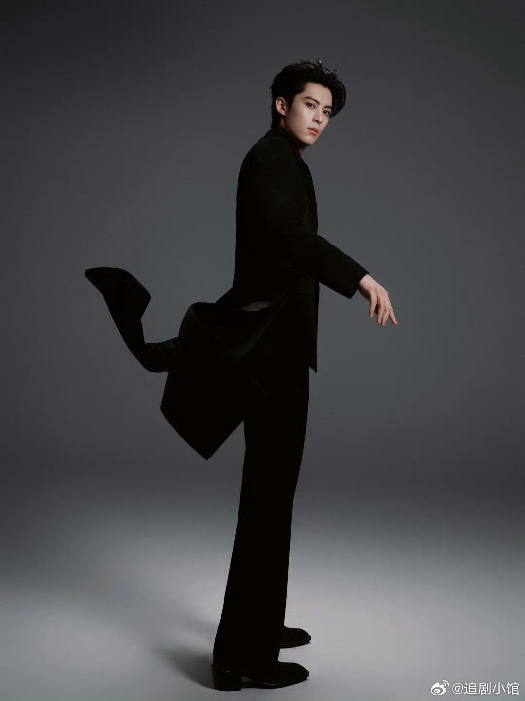 王鹤棣、张凌赫、侯明昊的工作室出图与红毯生图，喜欢谁的造型[