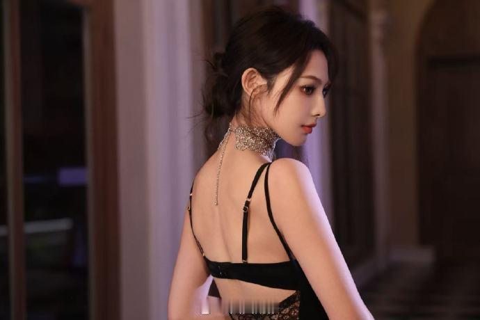 彭小苒裸全背造型谁懂这种心动暴击[笑着哭]！彭小苒名品SC尽显又纯又