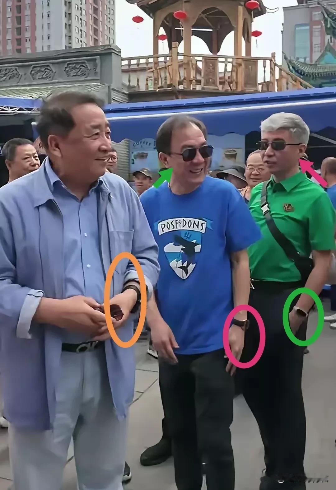 姜昆新疆行，后面跟着戴志诚，周炜！两个黑墨镜，三个戴手表，周炜小手表长长的有特